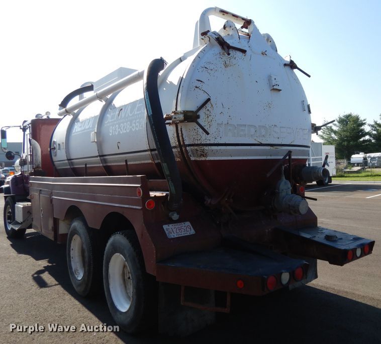 image for item DF5301 2001 International 5600i  vacuum truck