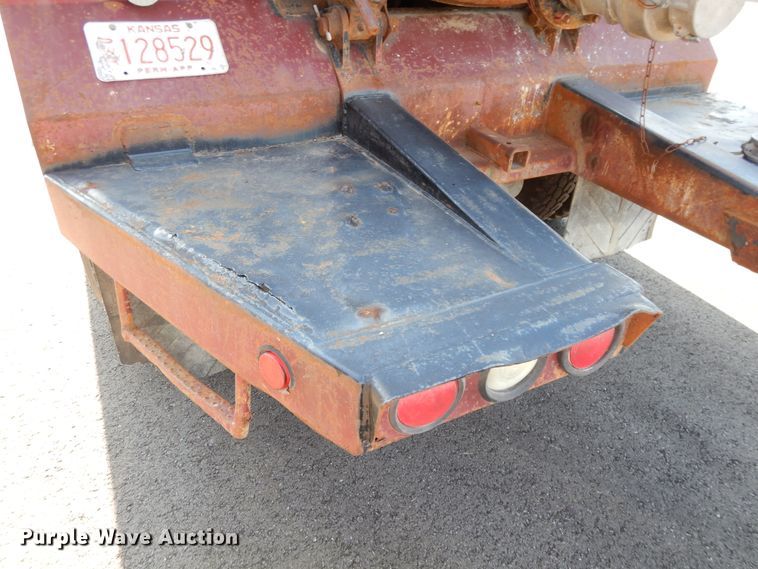 image for item DF5301 2001 International 5600i  vacuum truck