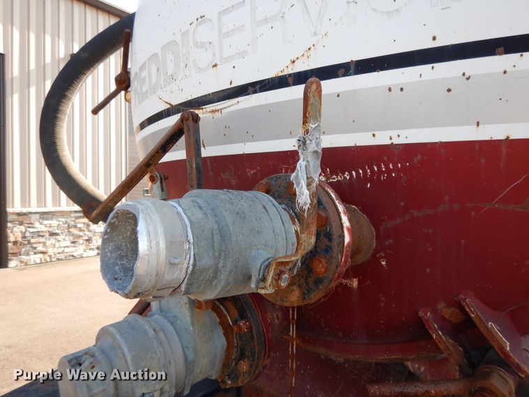 image for item DF5301 2001 International 5600i  vacuum truck