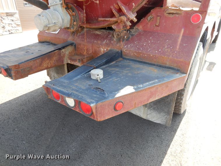 image for item DF5301 2001 International 5600i  vacuum truck