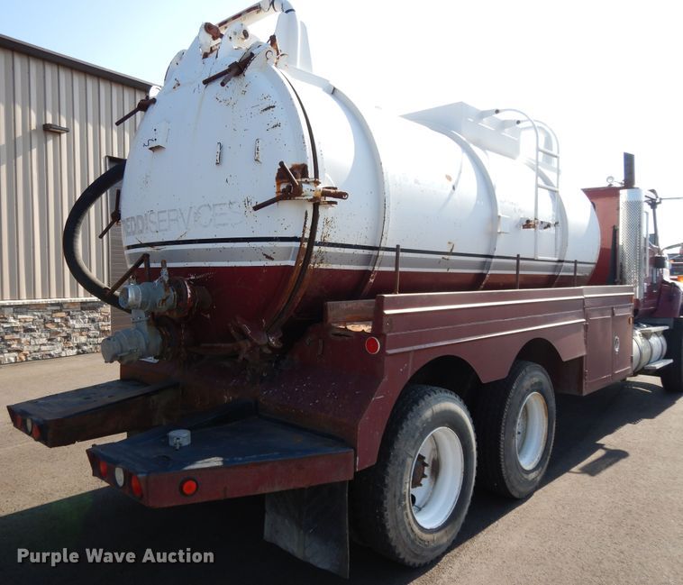 image for item DF5301 2001 International 5600i  vacuum truck
