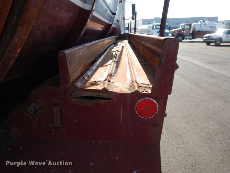 image for item DF5301 2001 International 5600i  vacuum truck