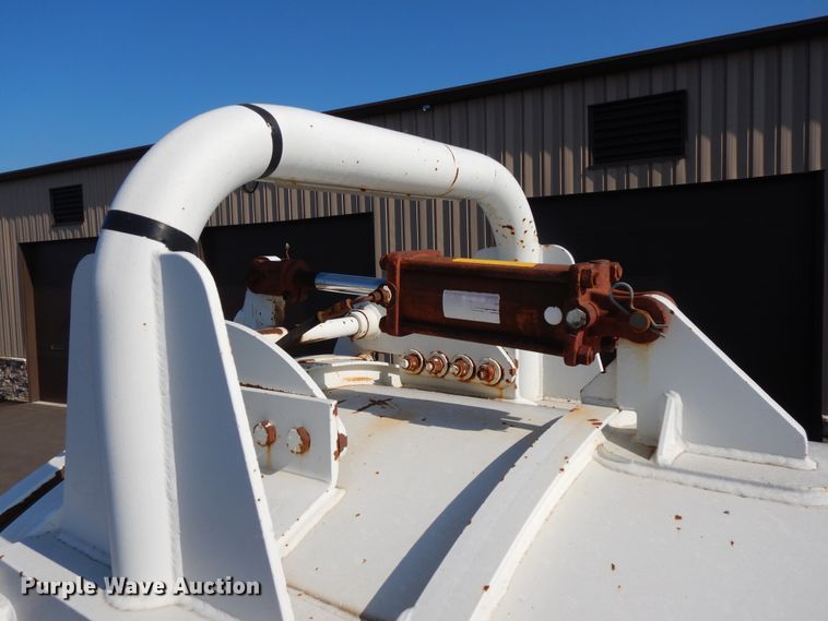 image for item DF5301 2001 International 5600i  vacuum truck