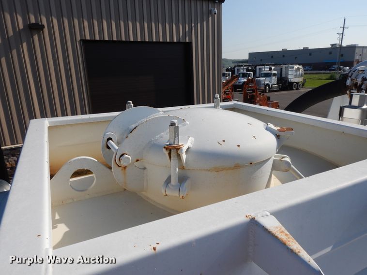 image for item DF5301 2001 International 5600i  vacuum truck