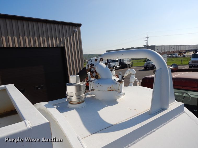 image for item DF5301 2001 International 5600i  vacuum truck