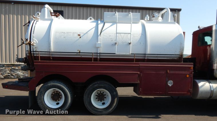 image for item DF5301 2001 International 5600i  vacuum truck