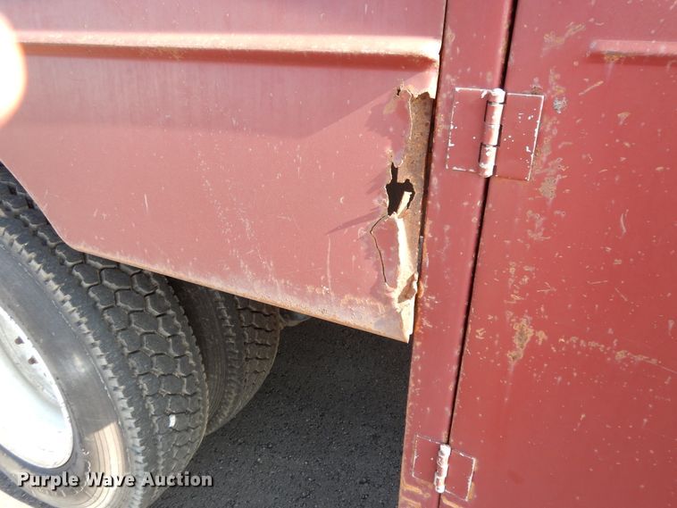 image for item DF5301 2001 International 5600i  vacuum truck