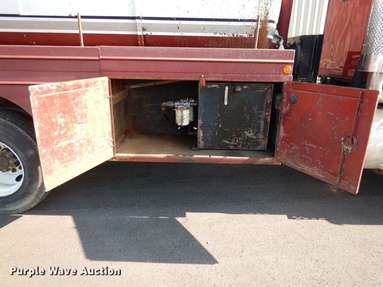 image for item DF5301 2001 International 5600i  vacuum truck