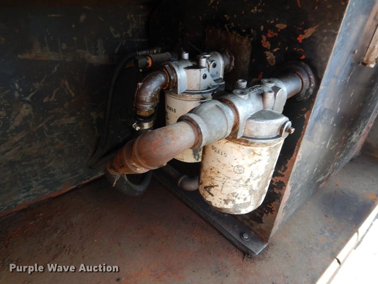 image for item DF5301 2001 International 5600i  vacuum truck