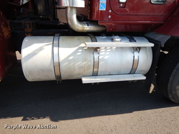 image for item DF5301 2001 International 5600i  vacuum truck