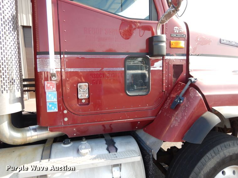 image for item DF5301 2001 International 5600i  vacuum truck