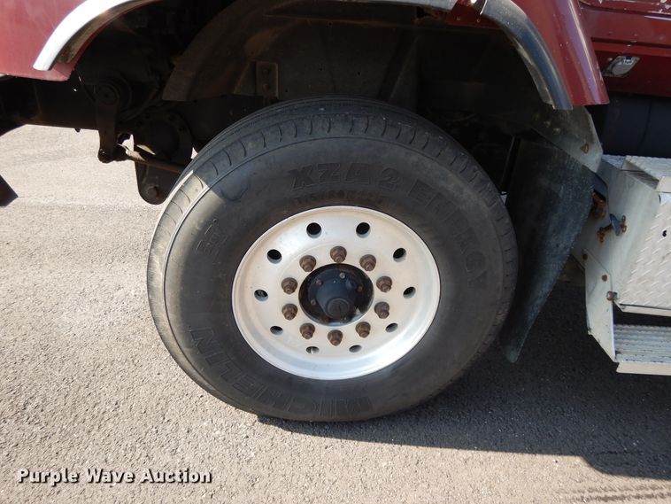 image for item DF5301 2001 International 5600i  vacuum truck