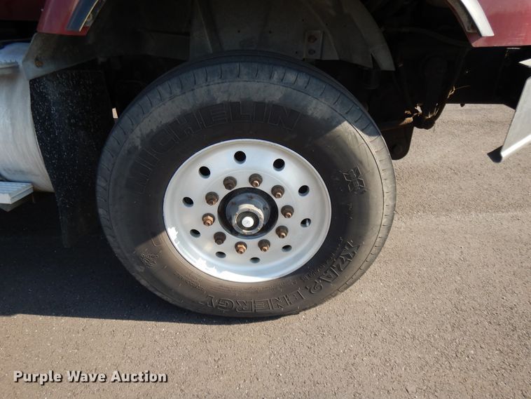 image for item DF5301 2001 International 5600i  vacuum truck