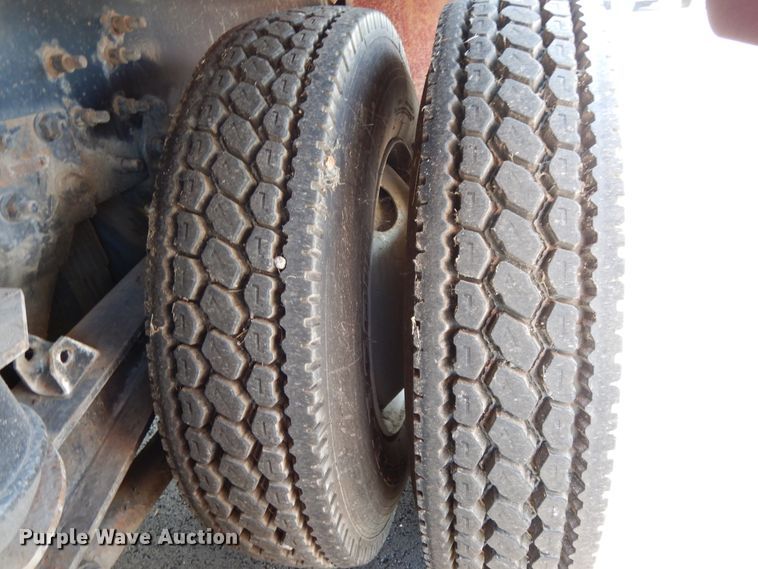 image for item DF5301 2001 International 5600i  vacuum truck