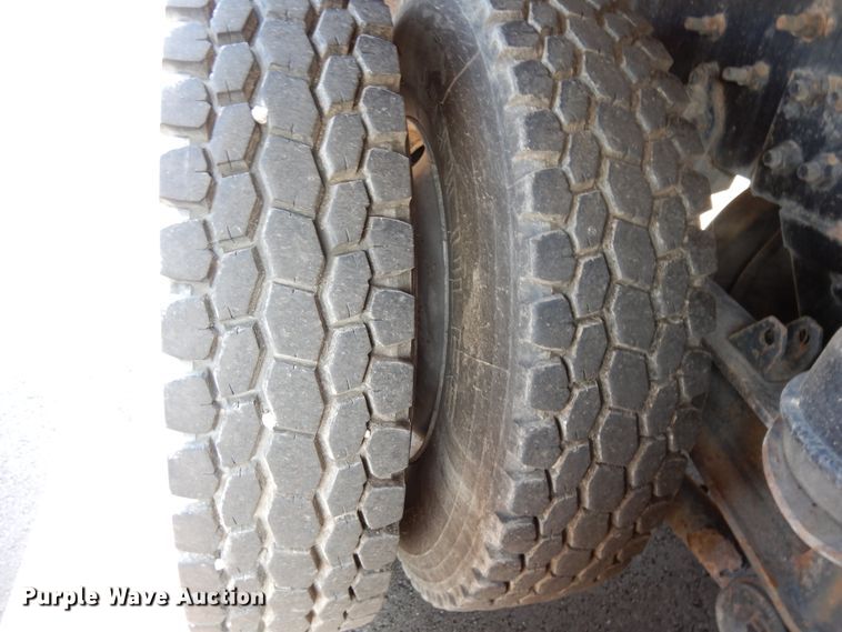 image for item DF5301 2001 International 5600i  vacuum truck