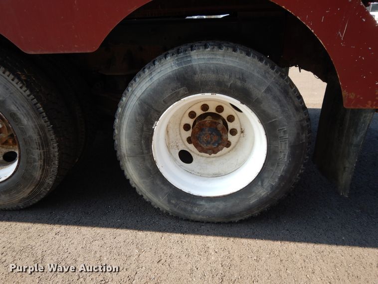 image for item DF5301 2001 International 5600i  vacuum truck