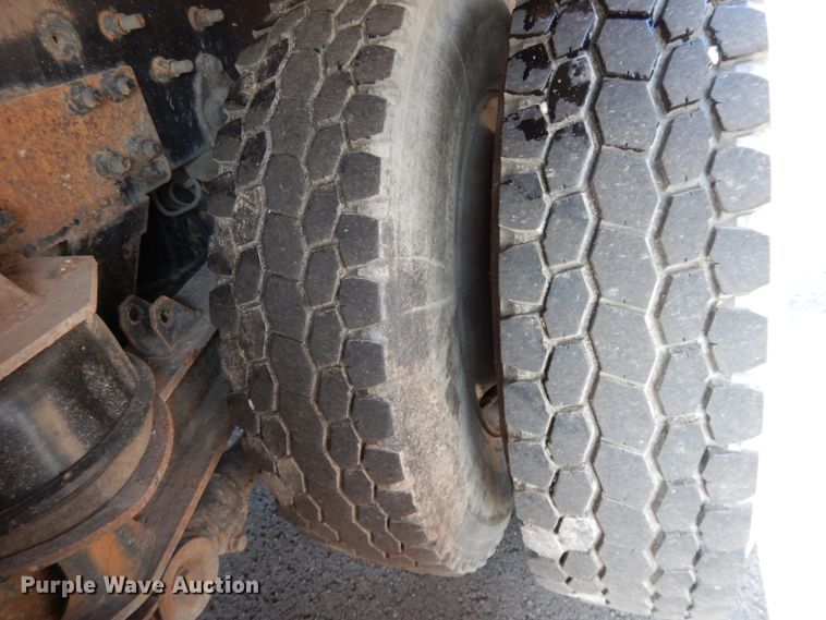 image for item DF5301 2001 International 5600i  vacuum truck