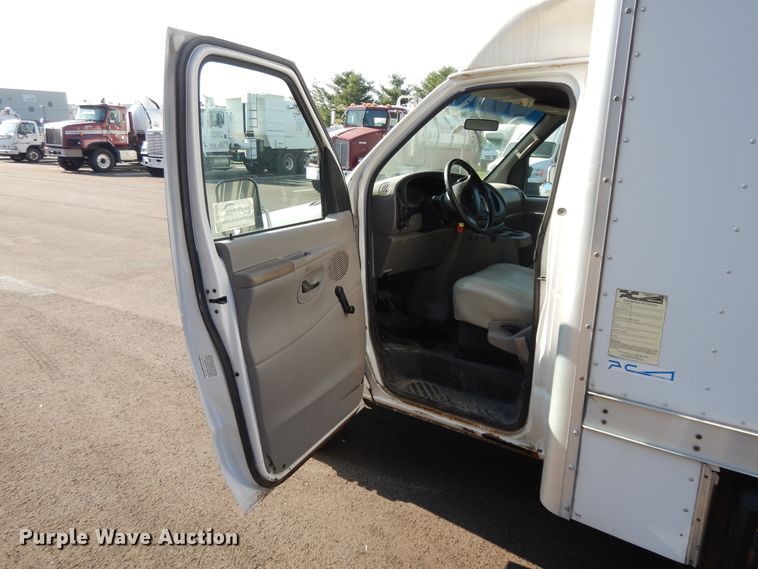 image for item DF5303 2002 Ford E450  box truck