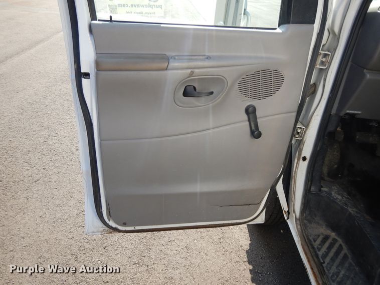 image for item DF5303 2002 Ford E450  box truck
