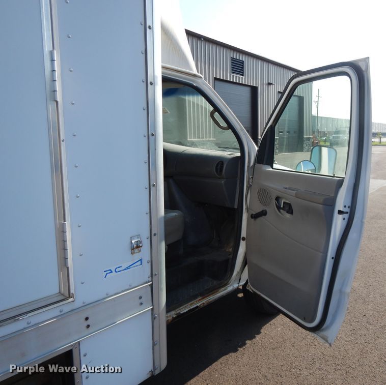 image for item DF5303 2002 Ford E450  box truck