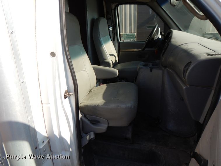 image for item DF5303 2002 Ford E450  box truck