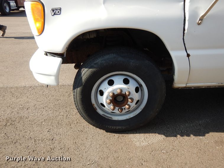 image for item DF5303 2002 Ford E450  box truck