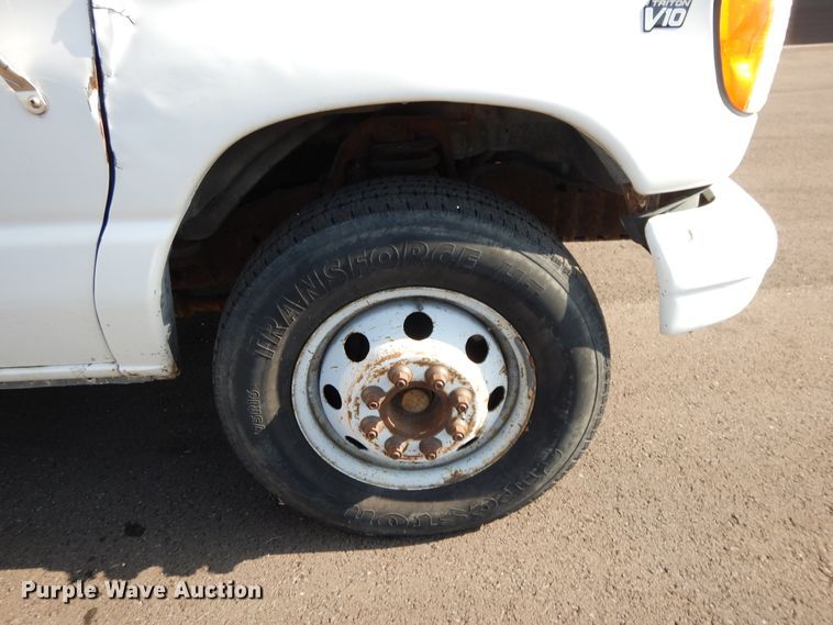 image for item DF5303 2002 Ford E450  box truck