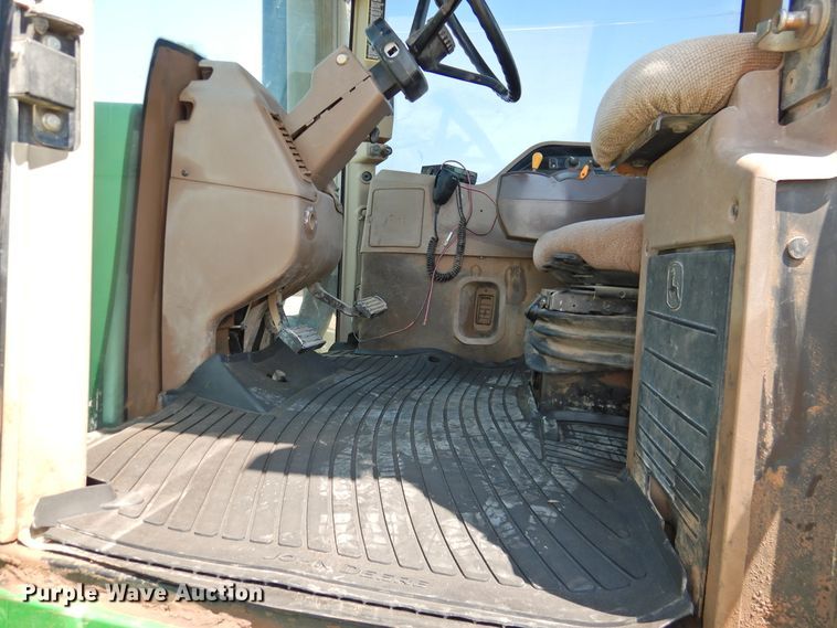 image for item DG1455 2006 John Deere 9520  Scraper Special 4WD tractor