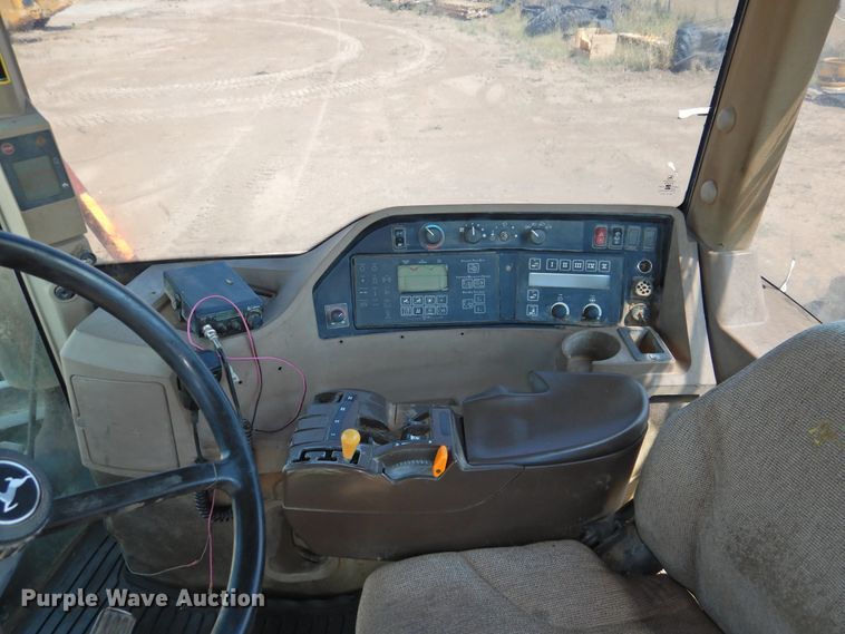 image for item DG1455 2006 John Deere 9520  Scraper Special 4WD tractor