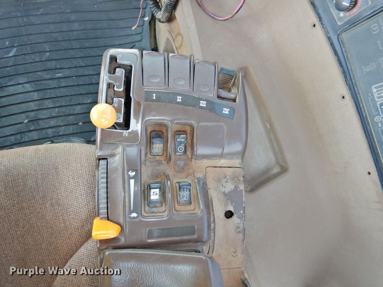 image for item DG1455 2006 John Deere 9520  Scraper Special 4WD tractor