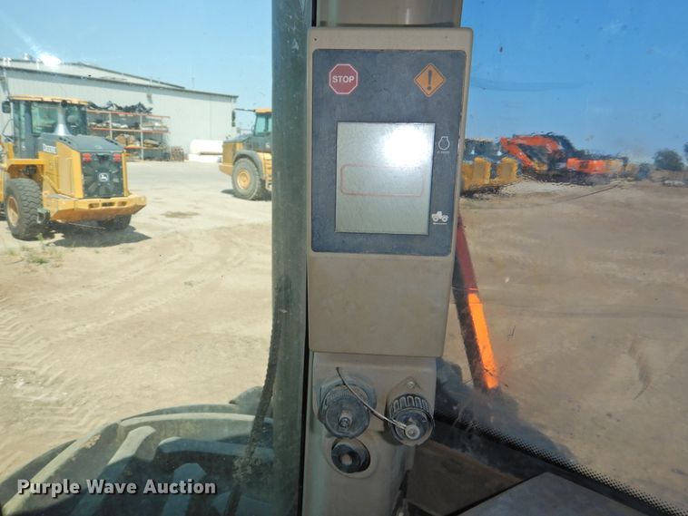 image for item DG1455 2006 John Deere 9520  Scraper Special 4WD tractor