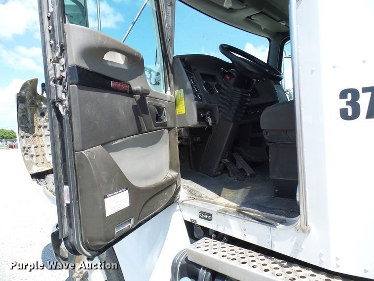 image for item DG2016 2011 Kenworth T370  utility truck