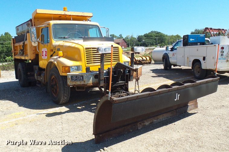 image for item DG2040 1996 International 4900  dump truck