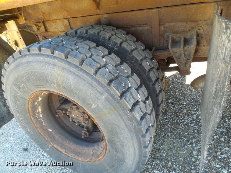 image for item DG2040 1996 International 4900  dump truck