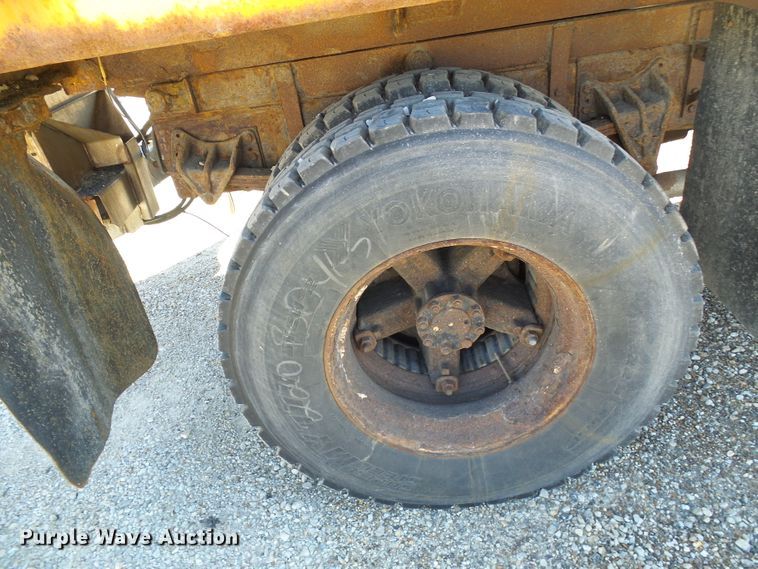 image for item DG2040 1996 International 4900  dump truck