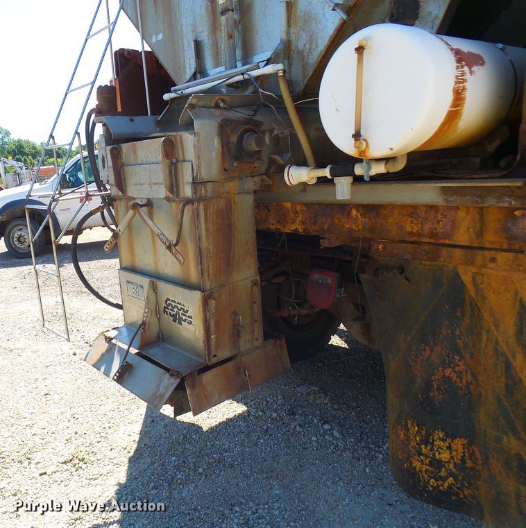 image for item DG2040 1996 International 4900  dump truck