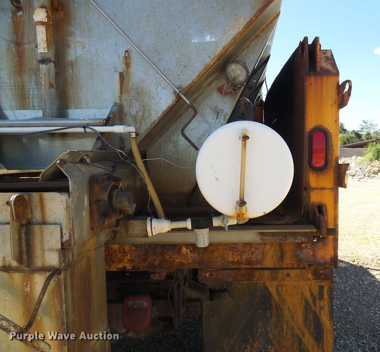 image for item DG2040 1996 International 4900  dump truck