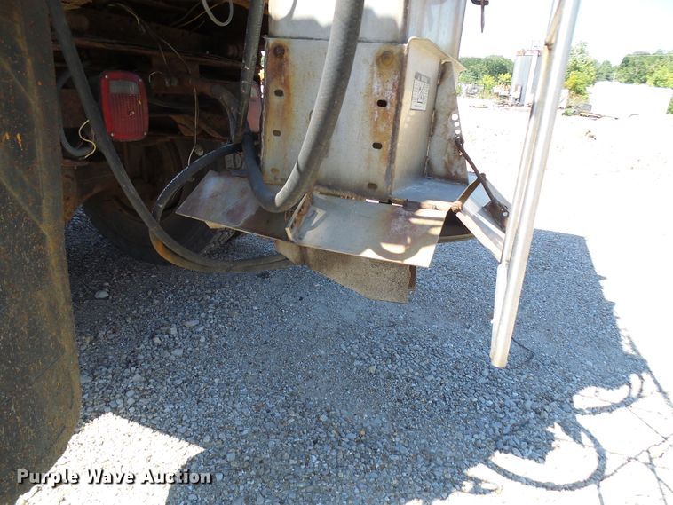 image for item DG2040 1996 International 4900  dump truck