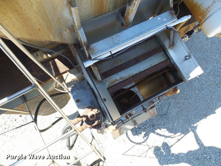 image for item DG2040 1996 International 4900  dump truck