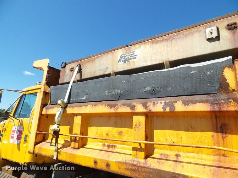 image for item DG2040 1996 International 4900  dump truck