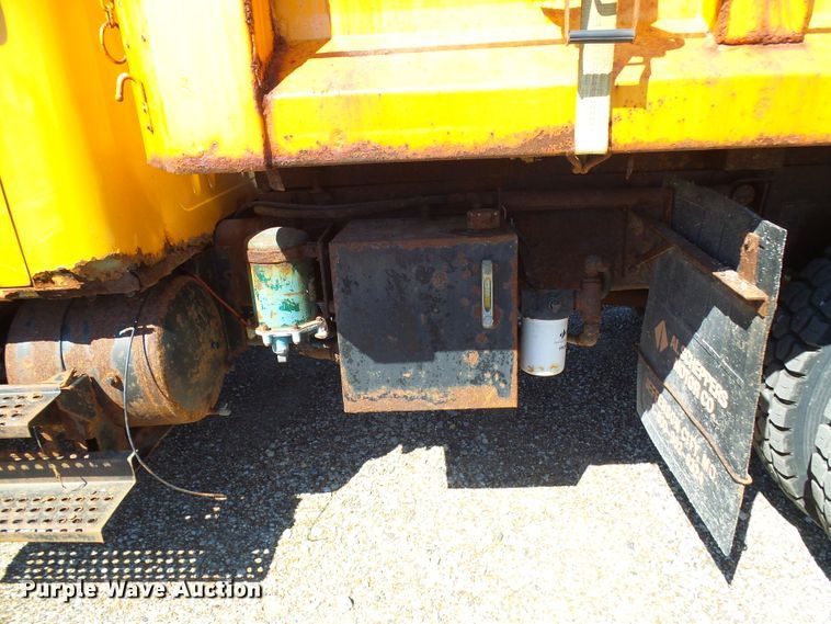 image for item DG2040 1996 International 4900  dump truck