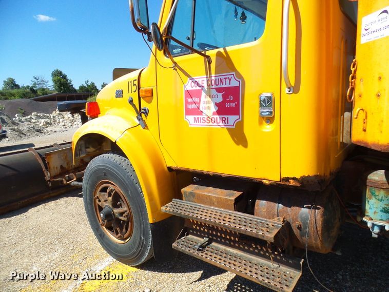 image for item DG2040 1996 International 4900  dump truck