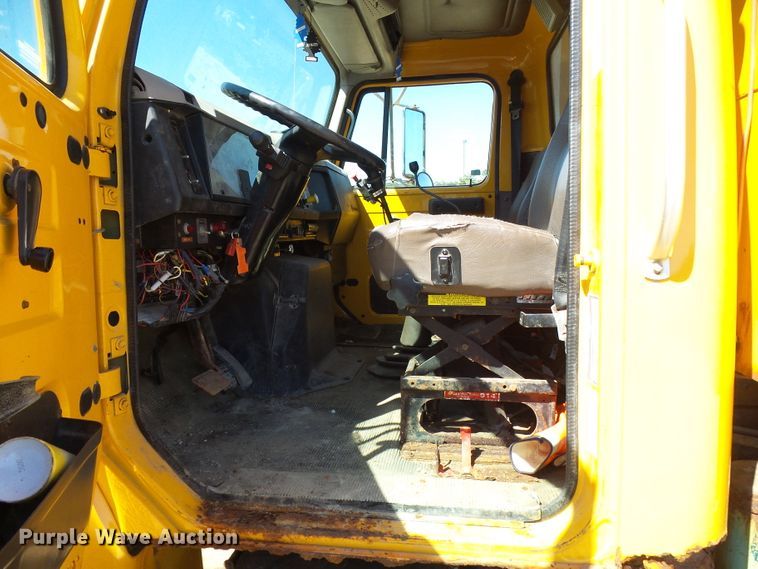 image for item DG2040 1996 International 4900  dump truck