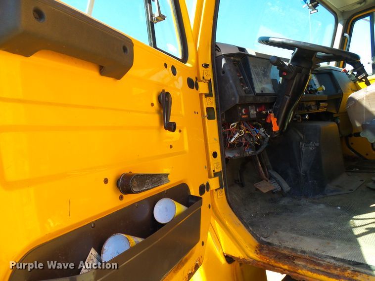 image for item DG2040 1996 International 4900  dump truck