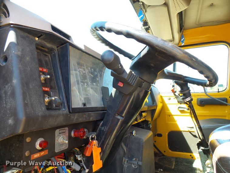 image for item DG2040 1996 International 4900  dump truck