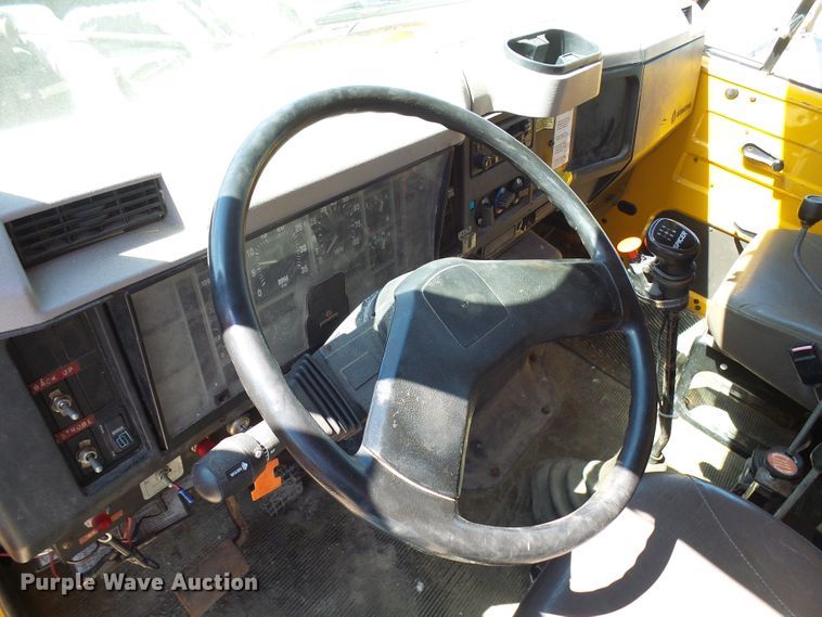 image for item DG2040 1996 International 4900  dump truck