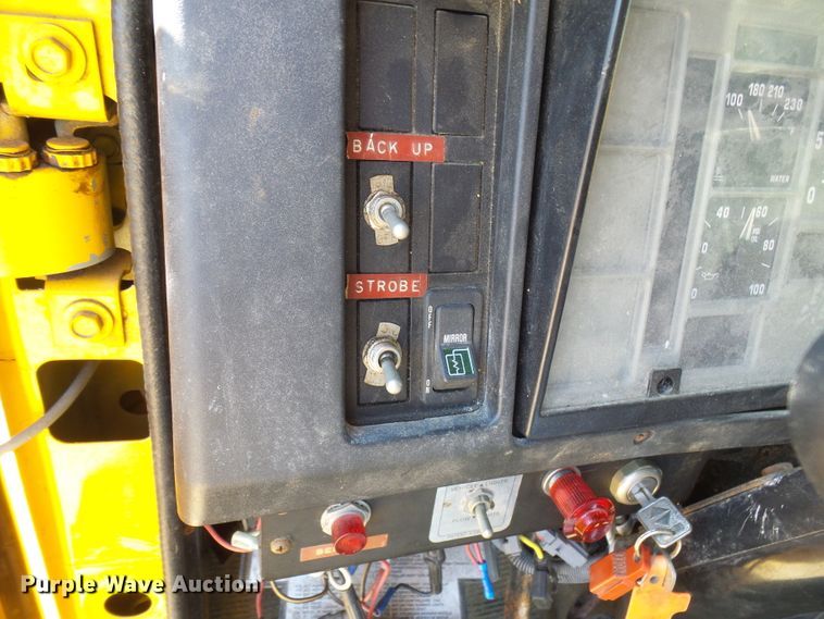 image for item DG2040 1996 International 4900  dump truck