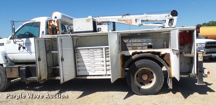 image for item DG2047 2001 Chevrolet C7500  service truck with crane