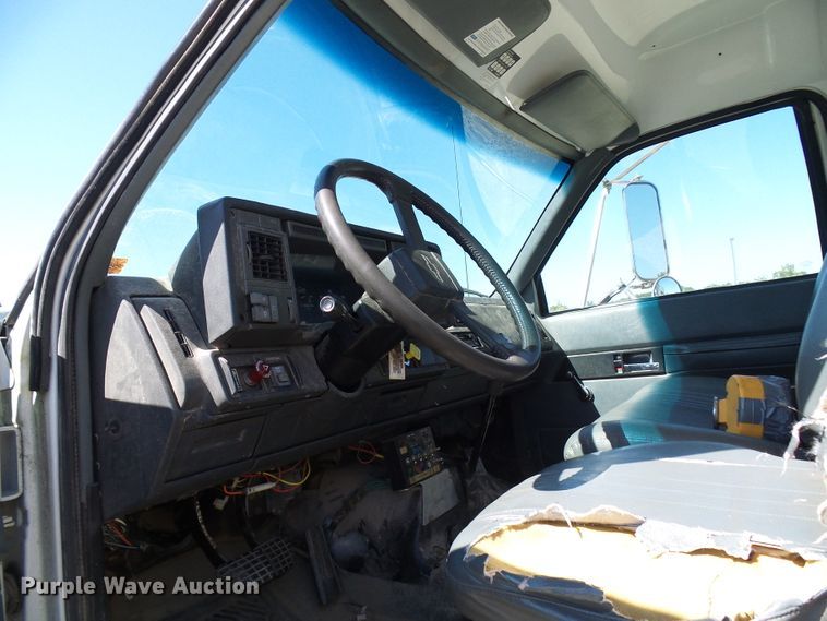 image for item DG2047 2001 Chevrolet C7500  service truck with crane