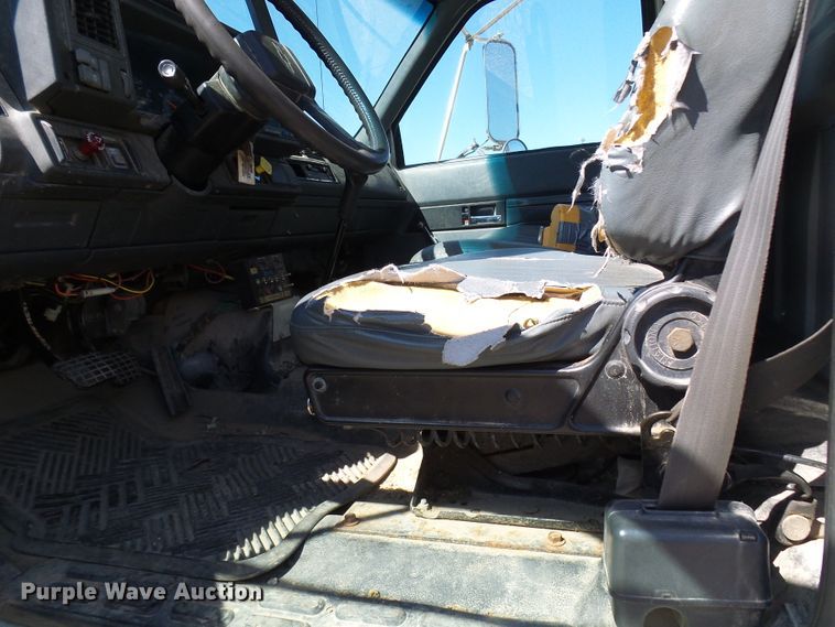 image for item DG2047 2001 Chevrolet C7500  service truck with crane